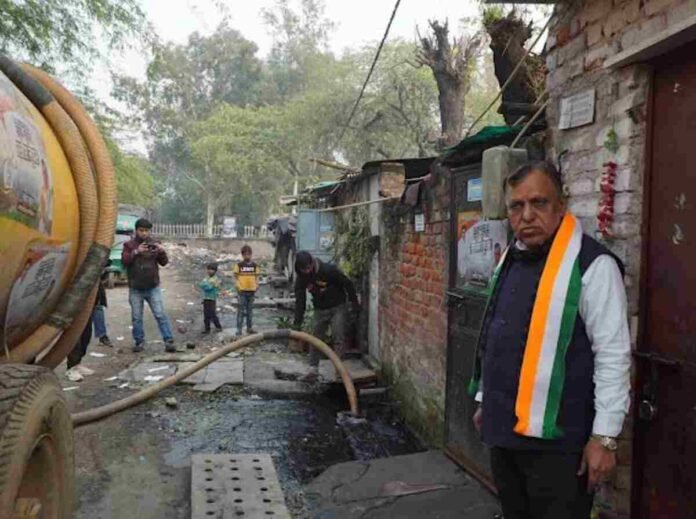 Satish Luthra, Sewage Cleaning Initiative, Peeragarhi Village, Shakurbasti Congress Leader, New Delhi Sewage Crisis, Public Welfare, Peeragarhi Sewage Issue, Community Clean-up, Sewage System Unclogging, Social Worker Initiative, Humanitarian Effort, Sewage Overflow, Unsafe Drinking Water, Backflowing Sewage, Residential Health Hazards,